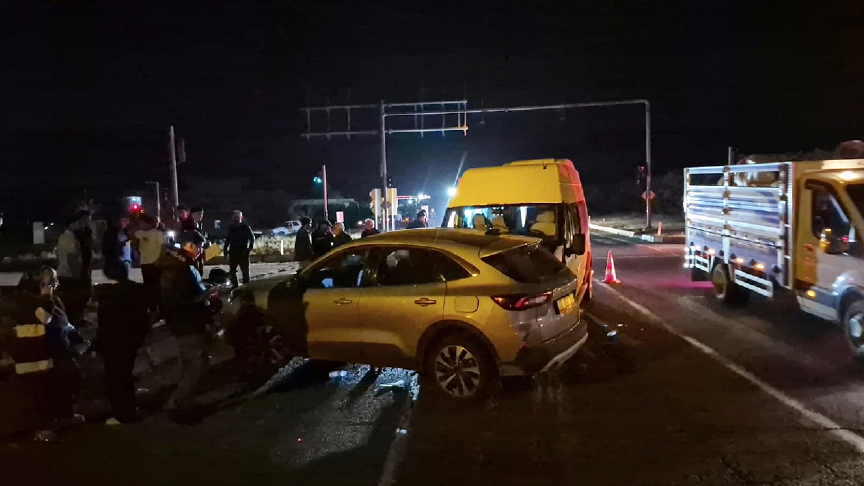 Otomobil ile minibüs çarpıştı: 12 yaralı