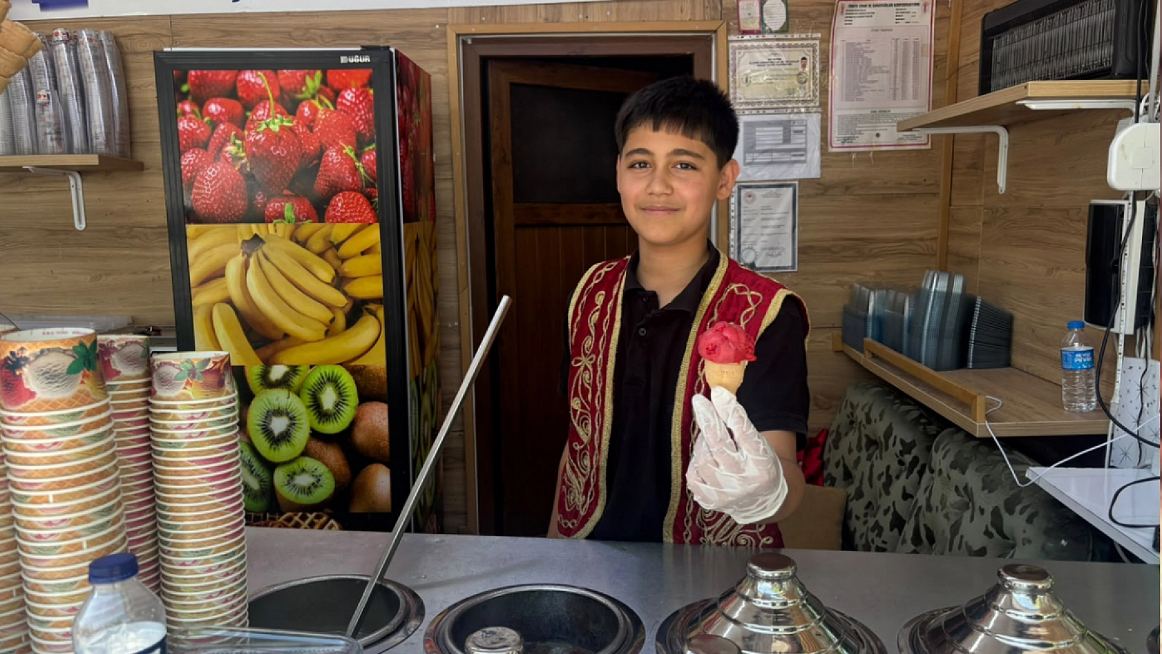 15 yaşında usta oldu, Maraş'tan gelip dondurmasını Harput'a taşıdı