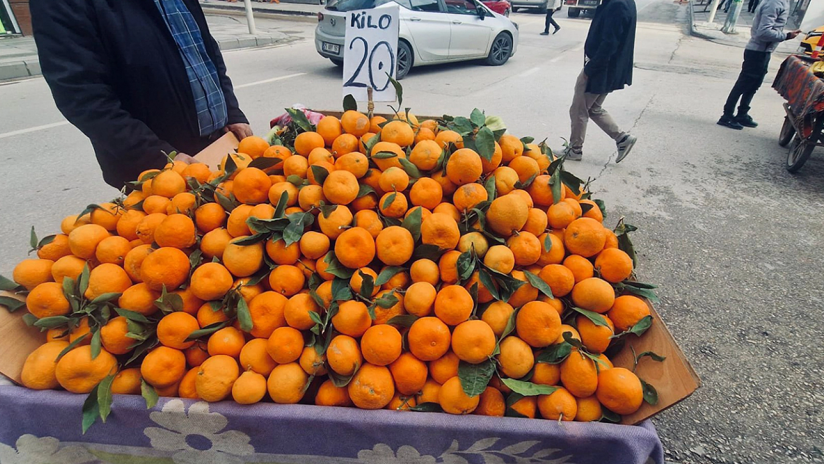Elazığ'da Yağmura rağmen tablacının alın teri mesaisi