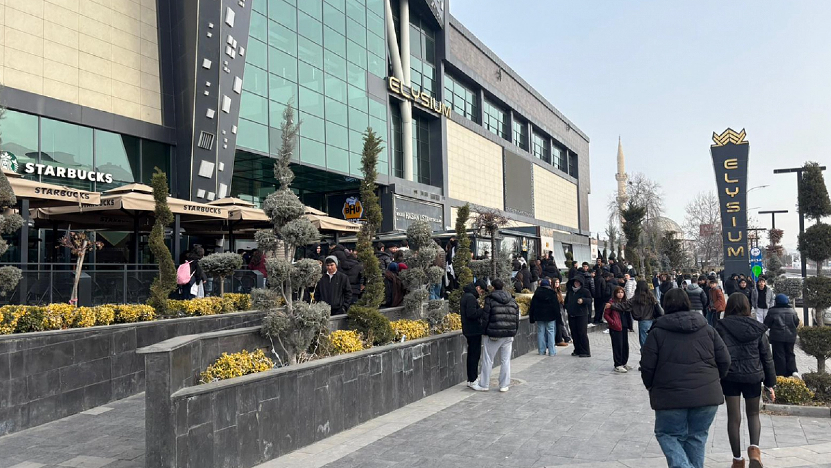 Elazığ'da Karnesini Alan Öğrenciler AVM'lere Akın Etti