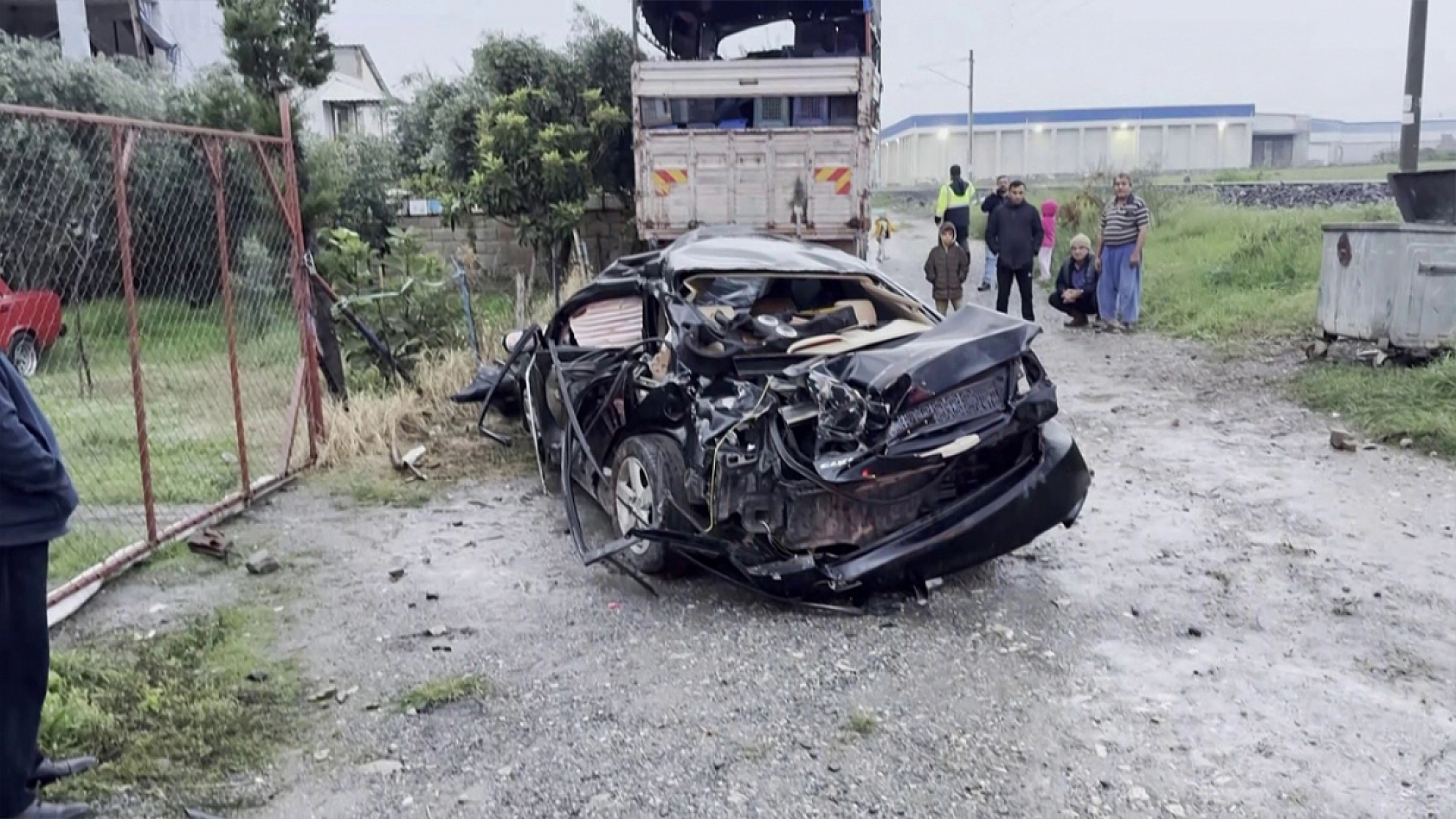 Trenin çarpmasıyla metrelerce sürüklenen otomobildeki anne öldü, oğlu yaralandı