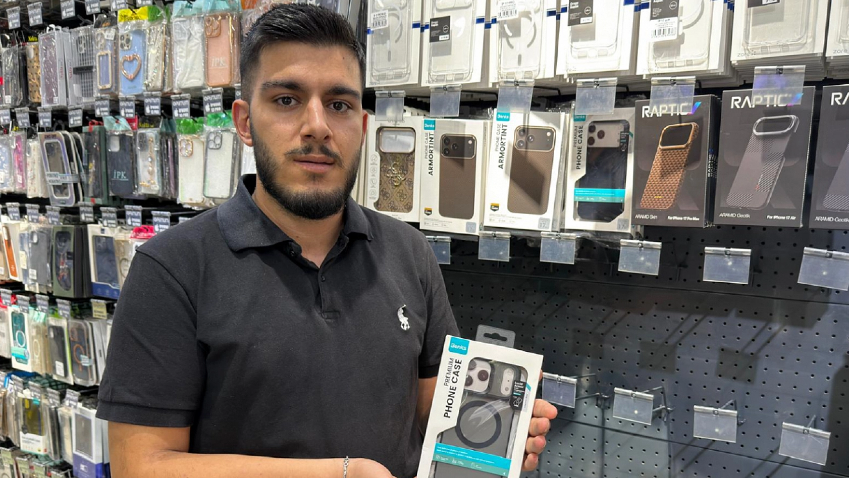 Elazığ'da telefon gelmeden aksesuarları tezgahlardaki yerini aldı