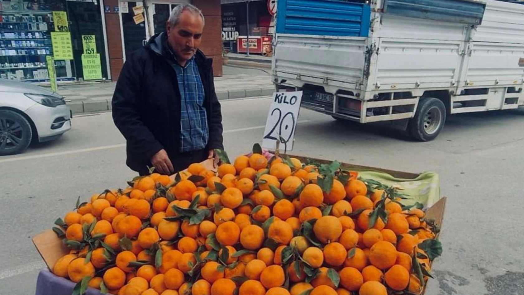 Elazığ'da Yağmura rağmen tablacının alın teri mesaisi
