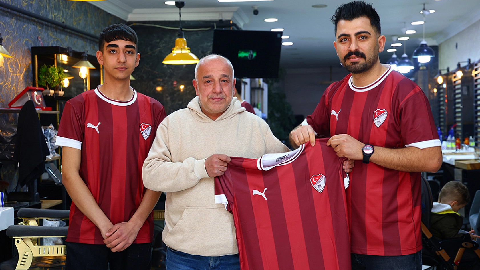 Dükkanı bordo-beyaza boyadı, müşterilere forma dağıttı
