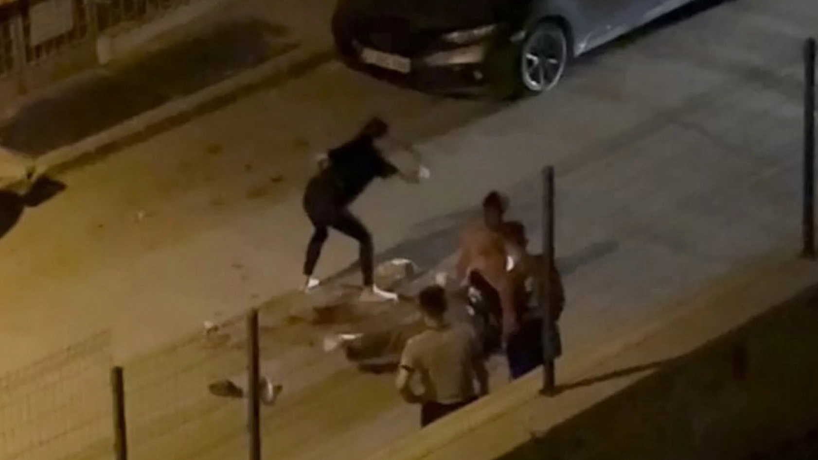 Elazığ'da Sokak Ortasında Kavga: Kadın Sopayla Vurdu