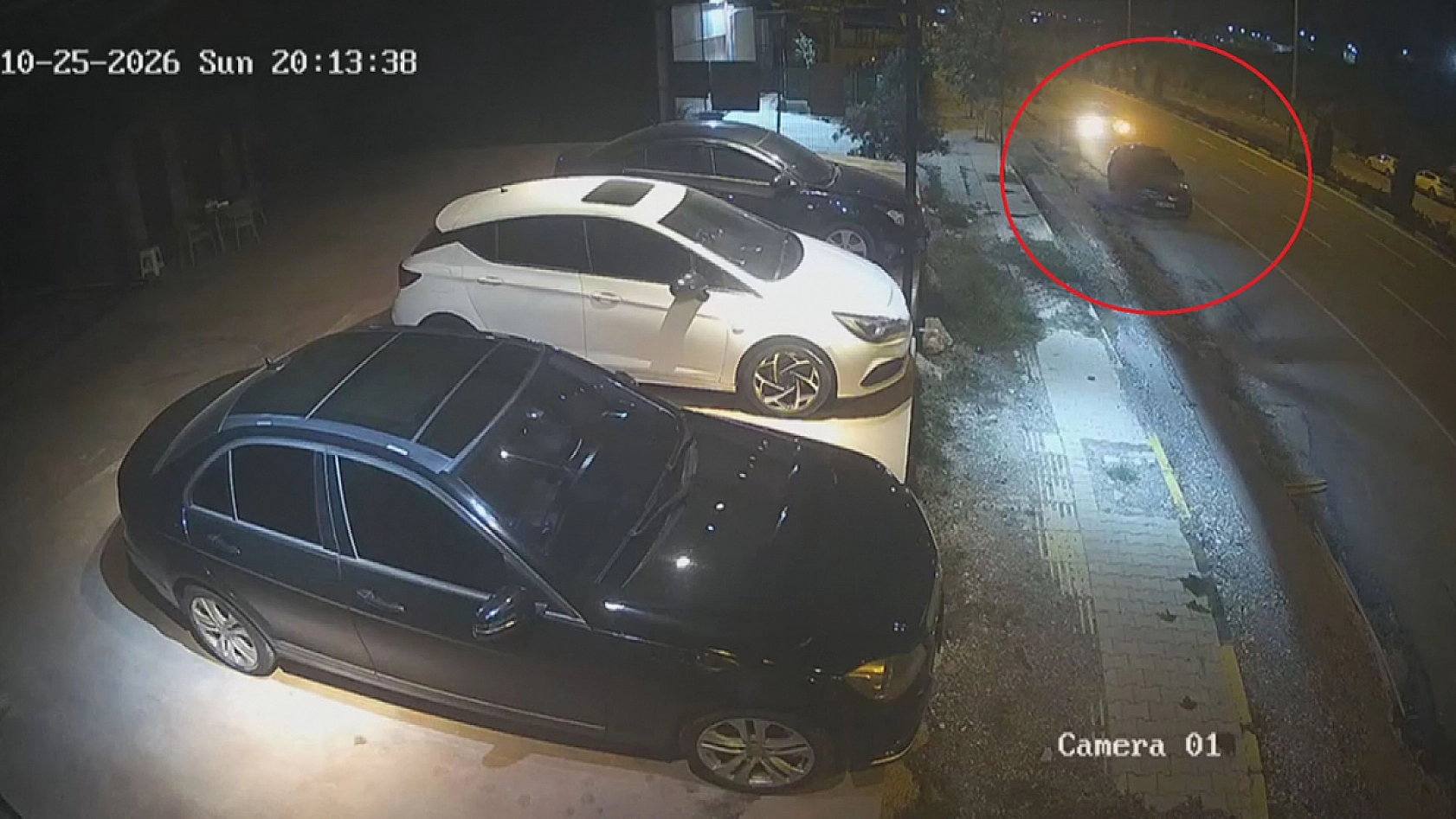 Hatay'da seyir halindeki otomobil, park halindeki araca ok gibi saplandı