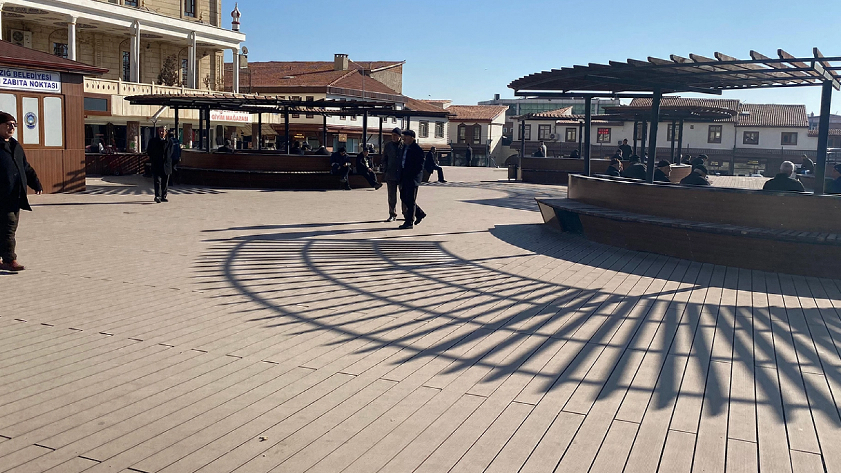 Elazığlılar güneşli kış gününün tadını çıkarıyor