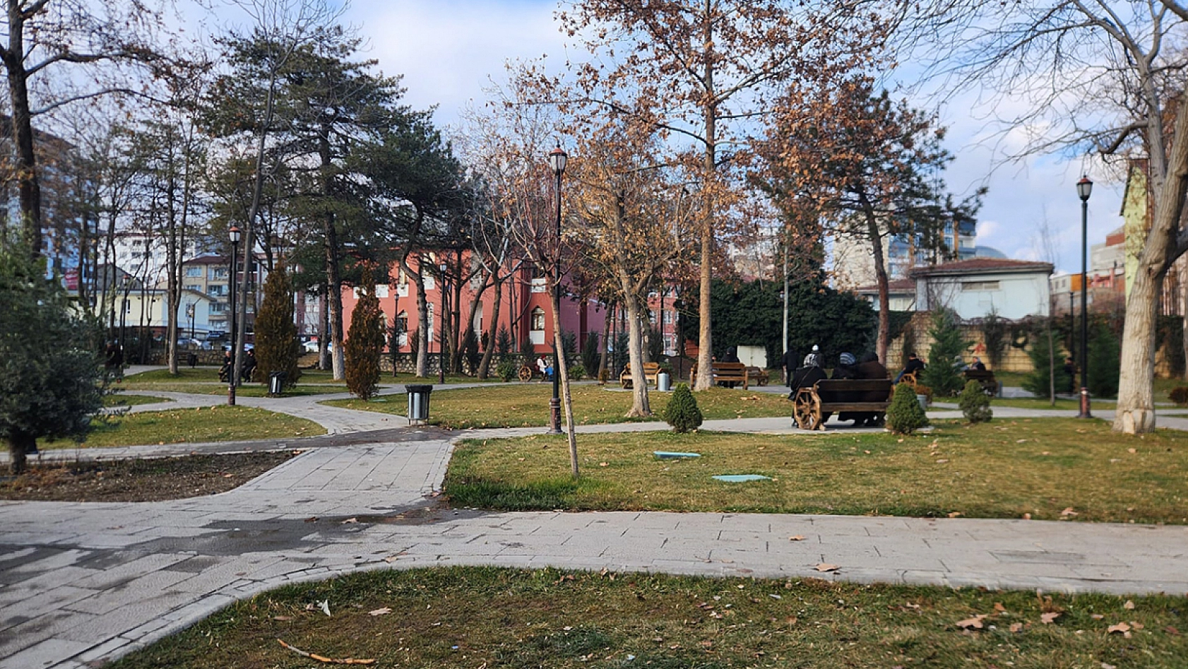 Elazığlılar güneşli kış gününün tadını çıkarıyor