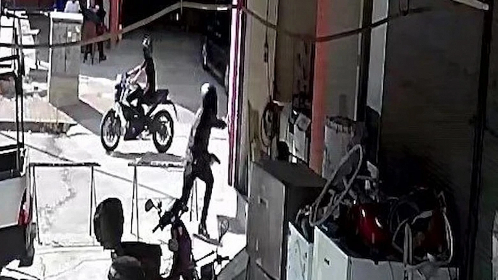 Gün ortasında kanlı saldırı: İş yerini bastılar, kurşunlayıp kaçtılar