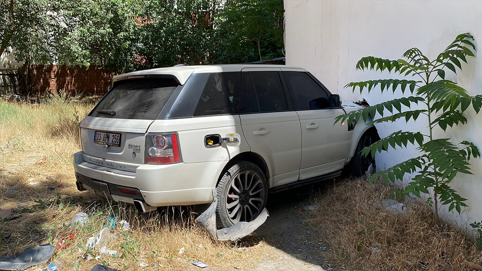 Elazığ'da kontrolden çıkan cip yayaya çarptı: 2 Yaralı