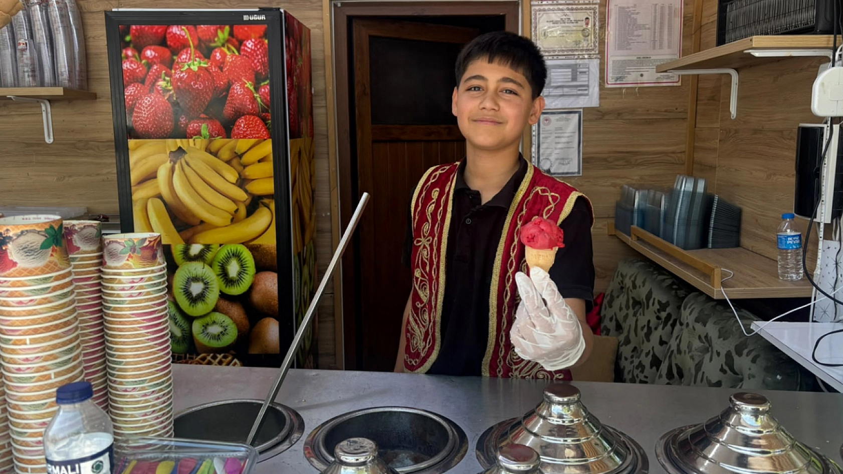 15 yaşında usta oldu, Maraş'tan gelip dondurmasını Harput'a taşıdı