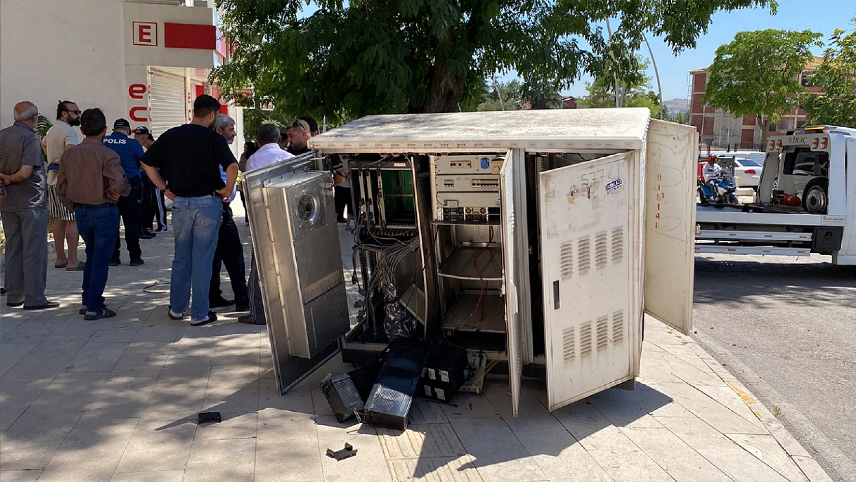 Elazığ'da kontrolden çıkan cip yayaya çarptı: 2 Yaralı