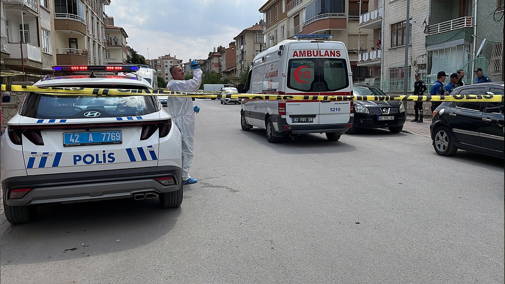 Evde kanlı gece: Anne ve kız kardeşinin boğazını kesti