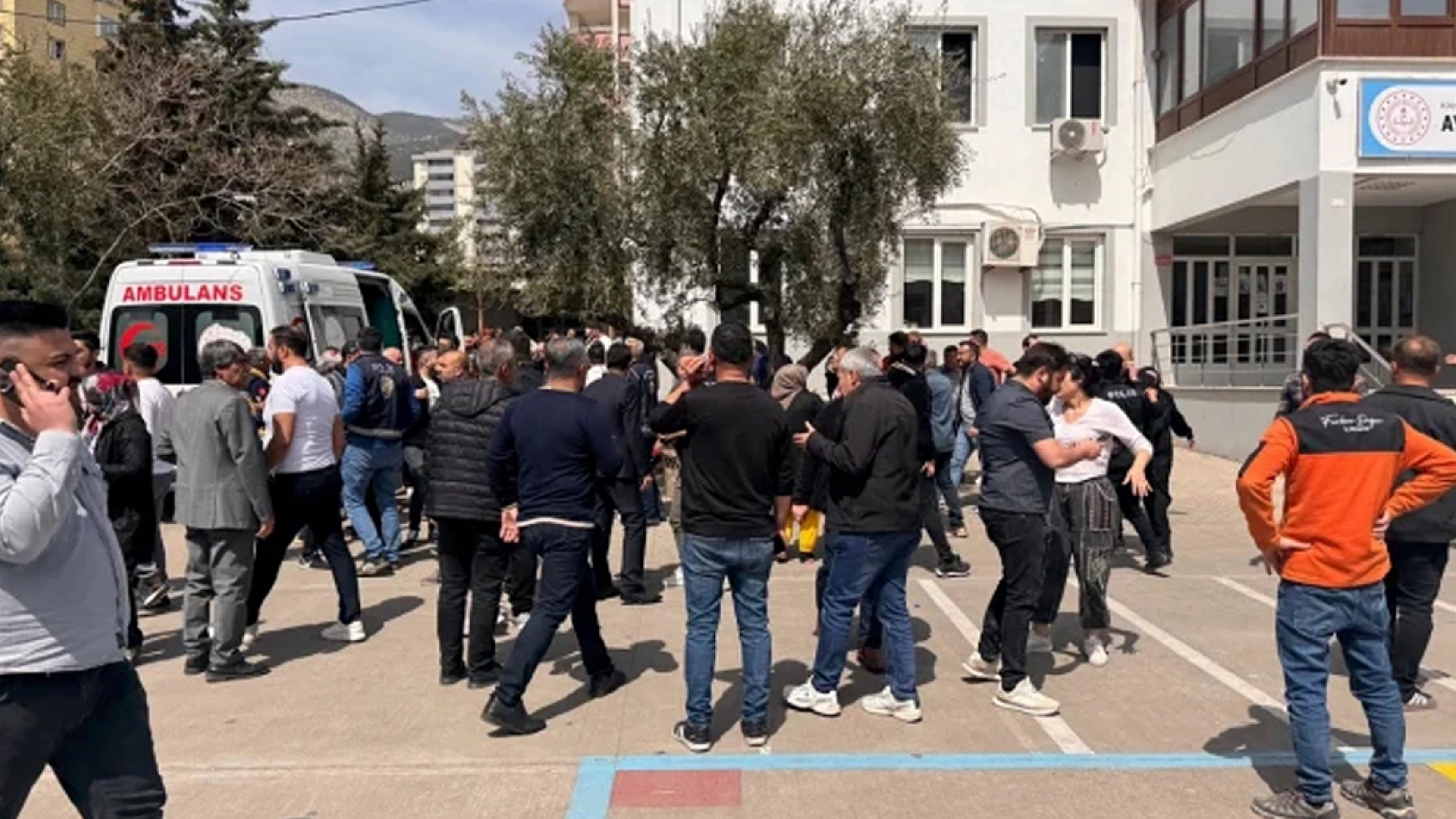 Okul katliamının faturası anne ve babaya kesildi