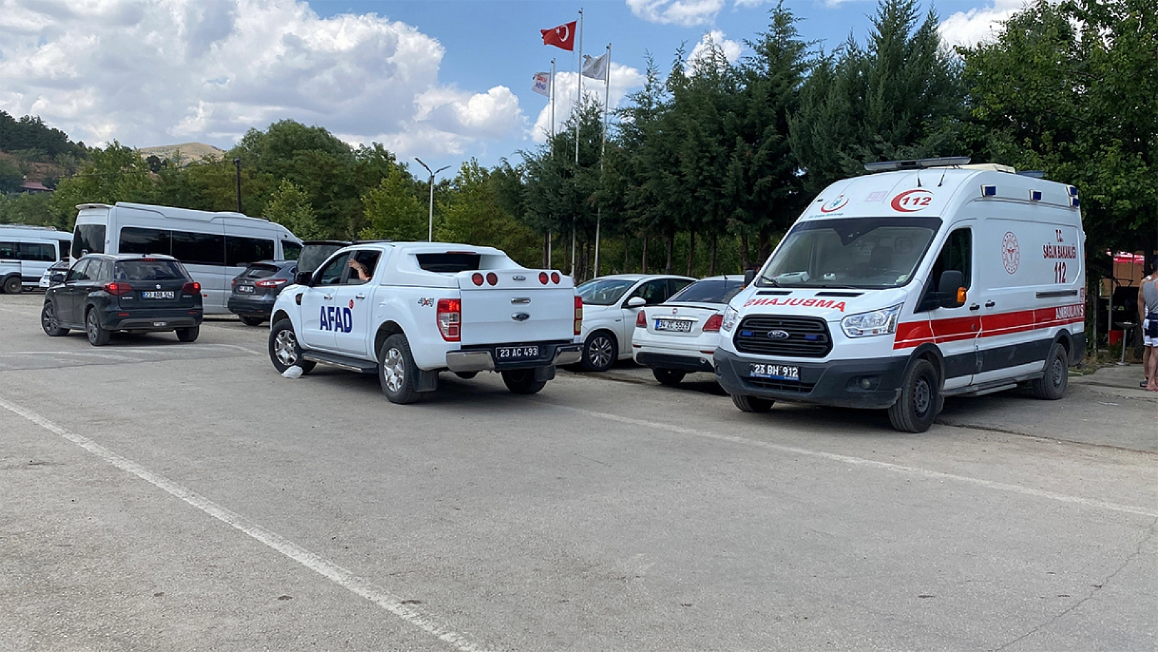 Hazar Gölü'nde faciadan dönüldü: Gezi teknesi battı, 7 kişi son anda kurtarıldı