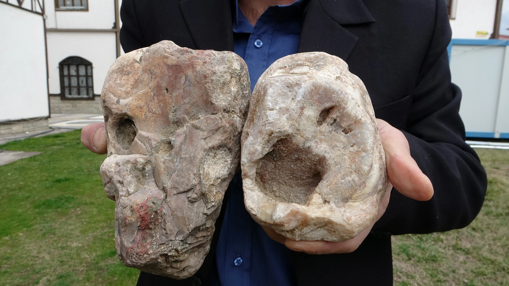 10 Yıldır Topladığı Taşları Çuvalla Müzeye Götürdü