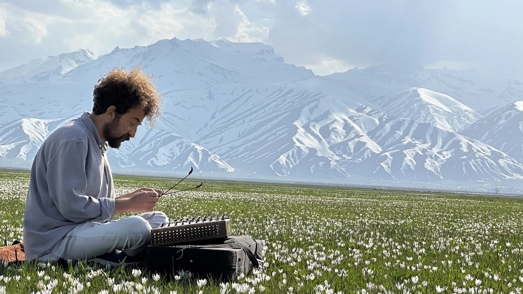 İsviçre'yi Andıran Manzarada Santur Keyfi