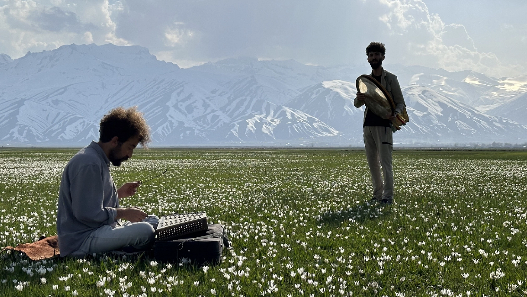 İsviçre'yi Andıran Manzarada Santur Keyfi