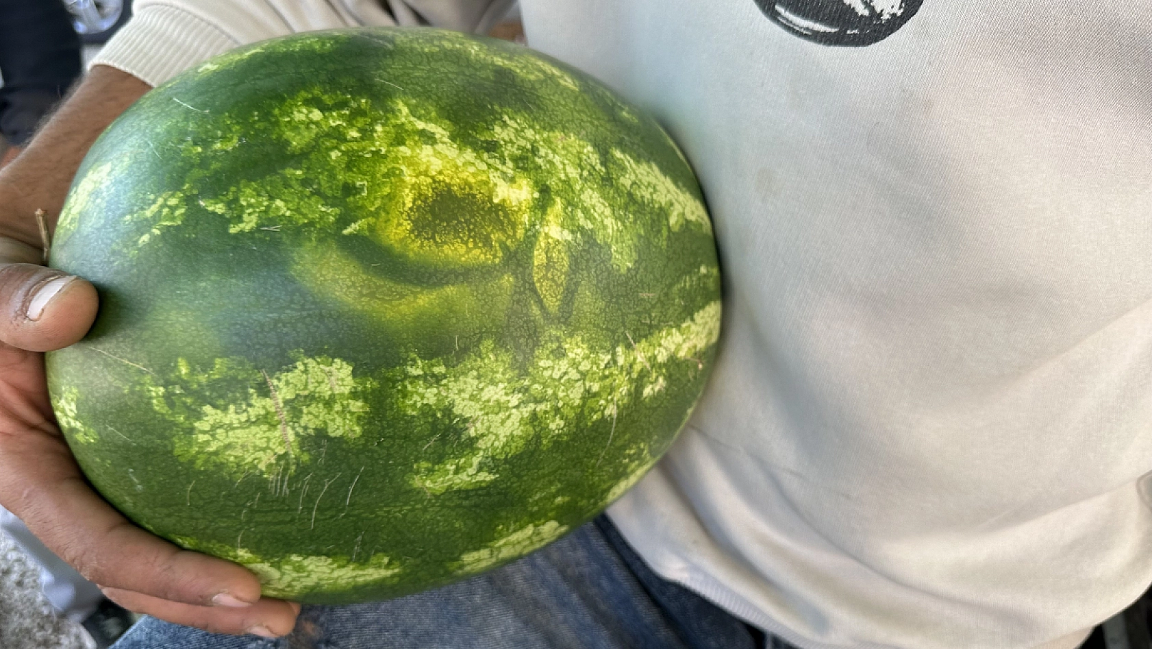 Tüm Teklifleri Elinin Tersiyle İtti Karpuzun Üzerinde Yazan Yazıya Bakınca Manava Hak Veriyorlar