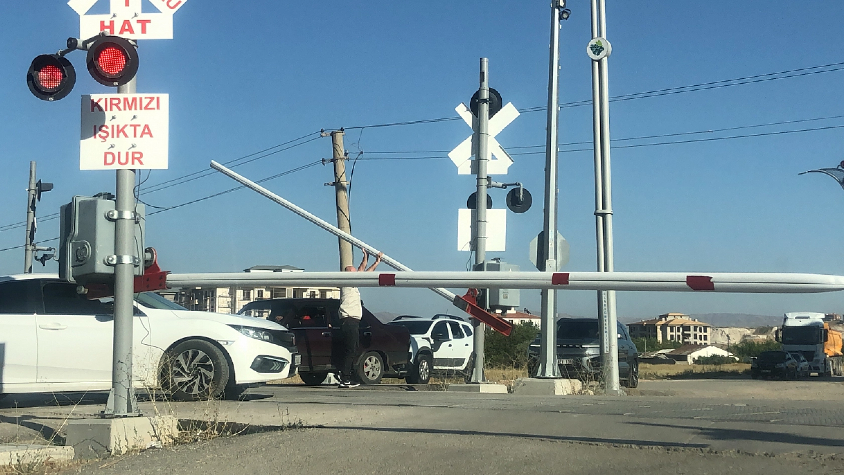Elazığ'da ölümle burun buruna: Bariyerleri hiçe saydılar