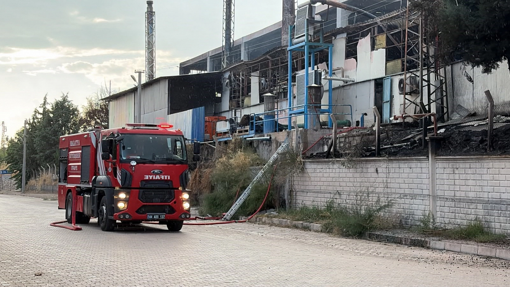 Elazığ'da feci yangın 3,5 saatlik çalışmayla söndürüldü