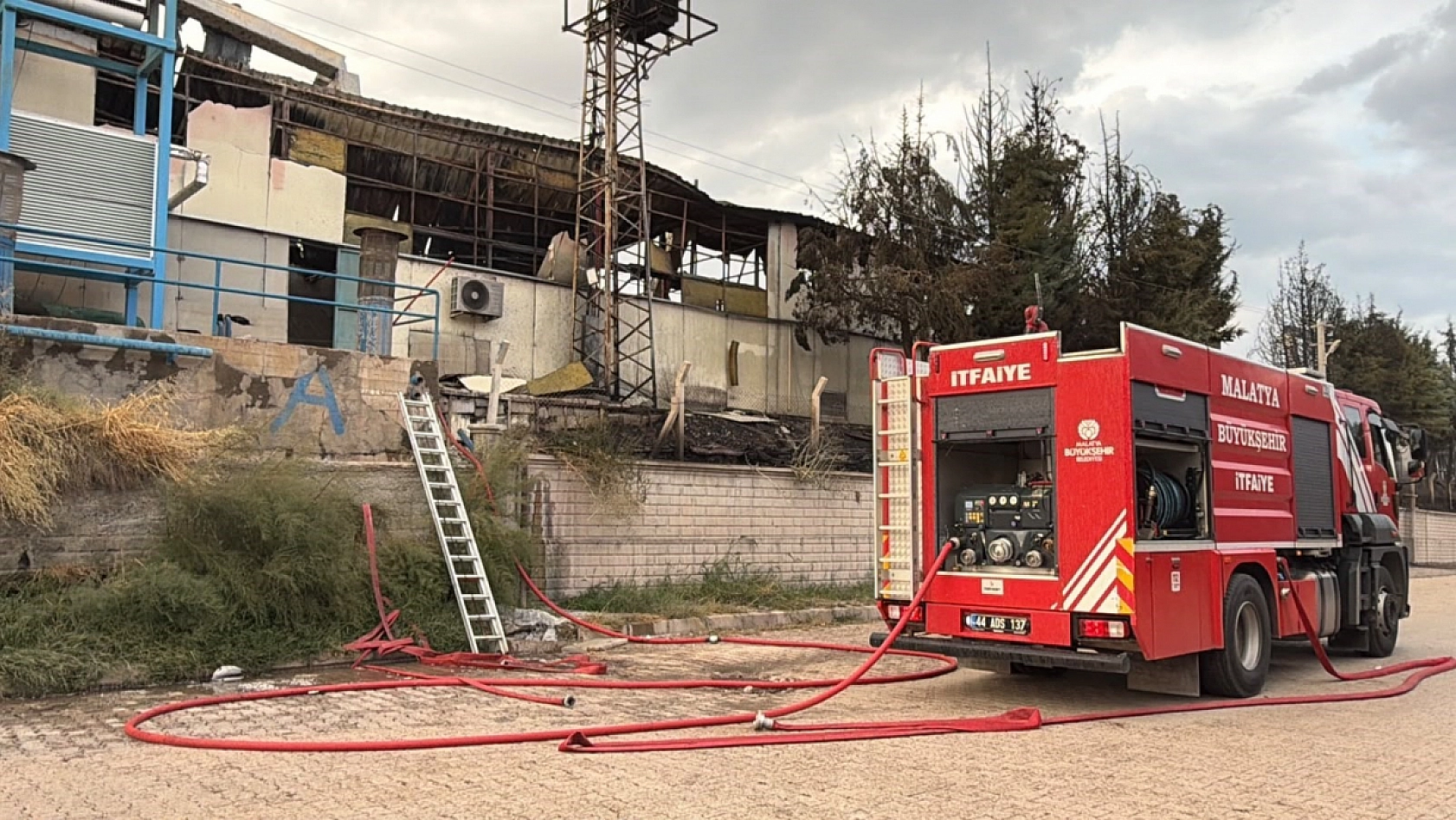 Elazığ'da feci yangın 3,5 saatlik çalışmayla söndürüldü