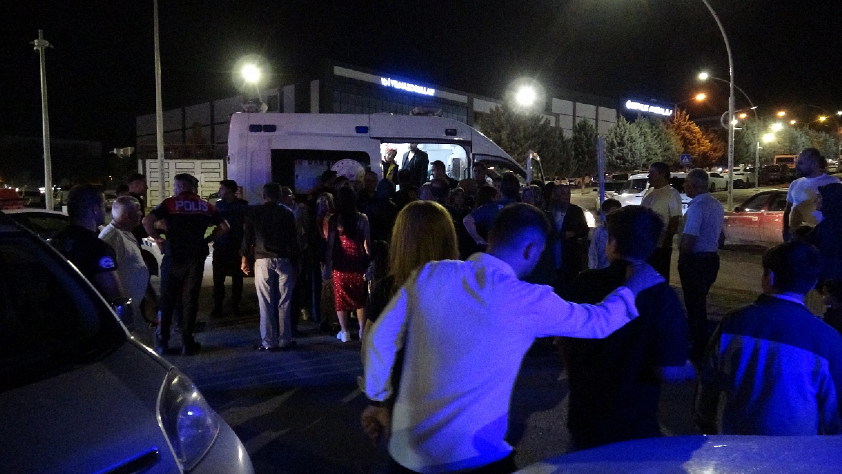 Halayda 'Elini tuttun' kavgası: 3 yaralı