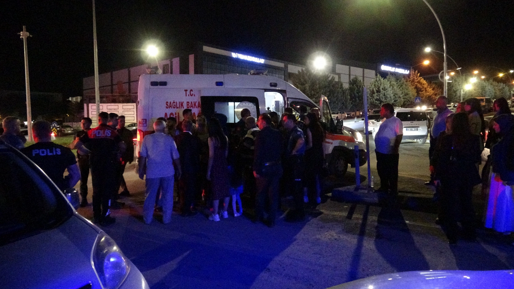 Halayda 'Elini tuttun' kavgası: 3 yaralı