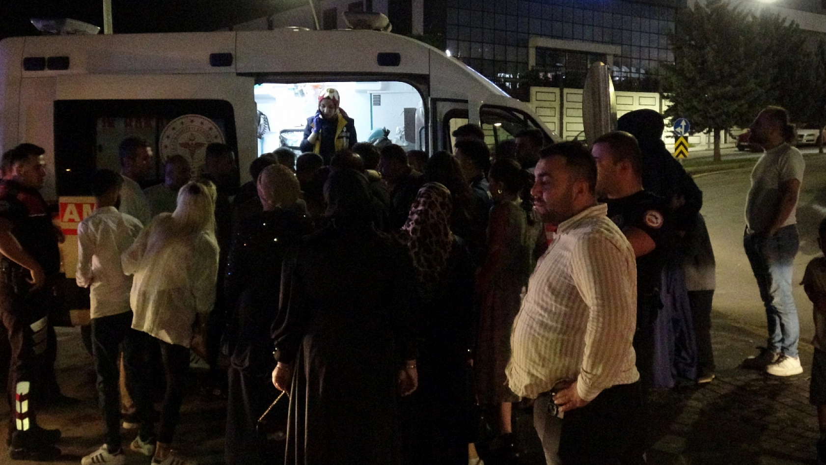 Halayda 'Elini tuttun' kavgası: 3 yaralı