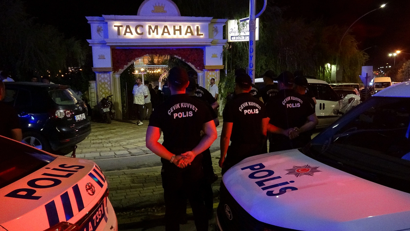 Halayda 'Elini tuttun' kavgası: 3 yaralı