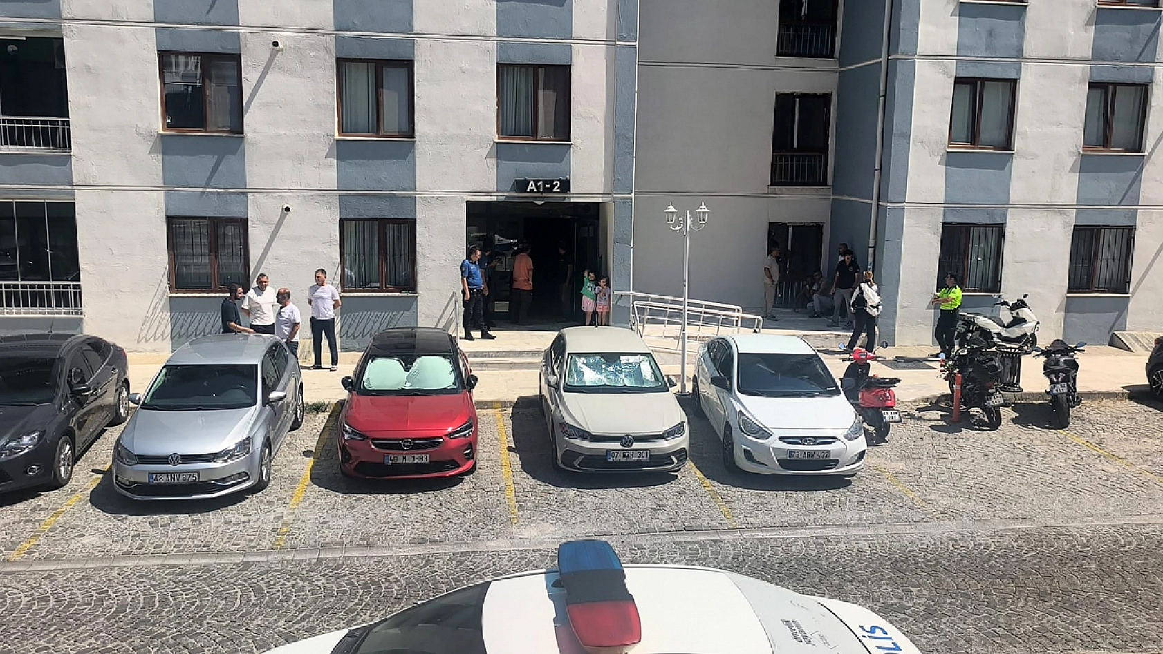 2 kişi aynı dairede ölü bulundu