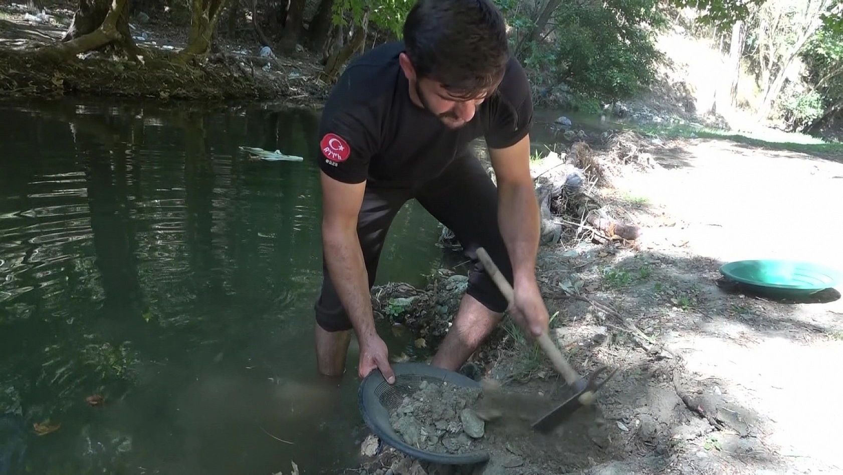 Derelerde arıyor, gram gram çıkarıyor!