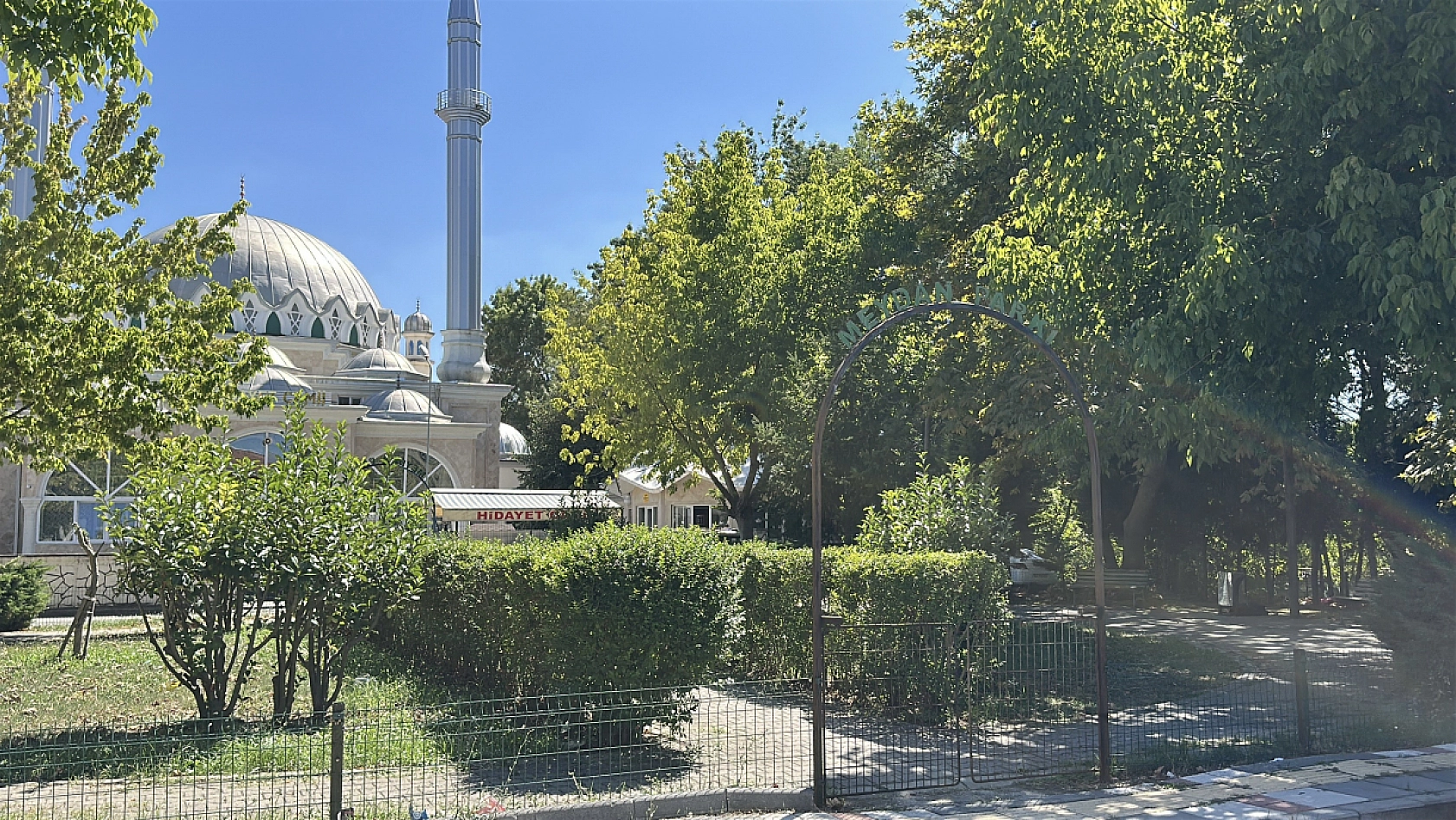 Cami parkındaki bankta şüpheli ölüm