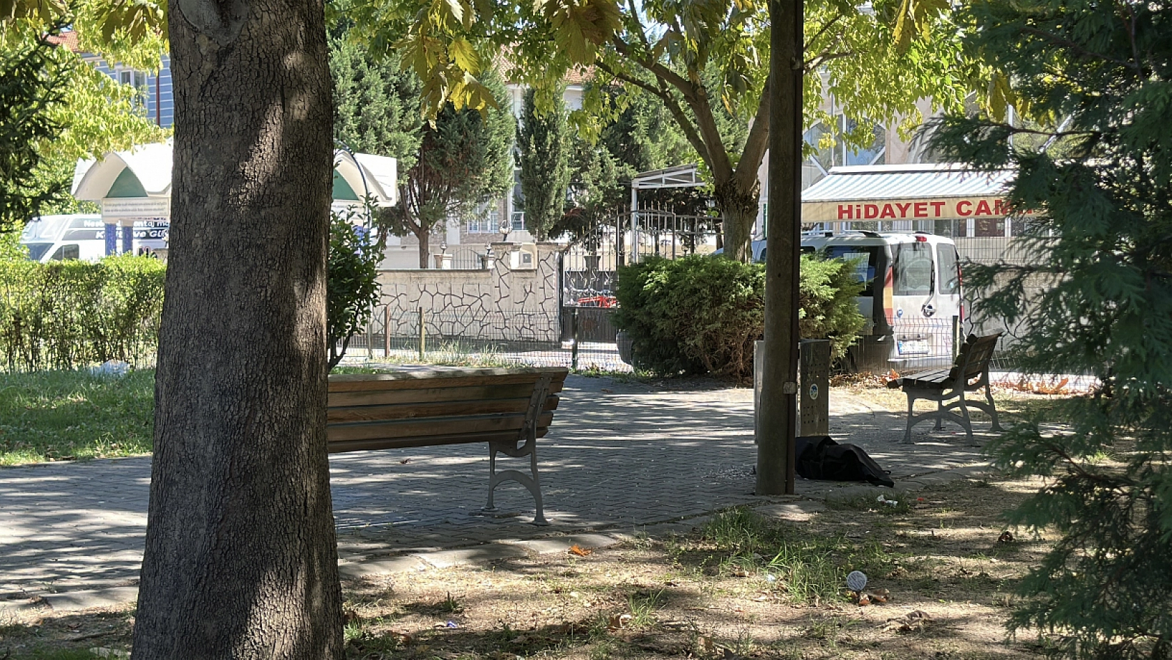 Cami parkındaki bankta şüpheli ölüm