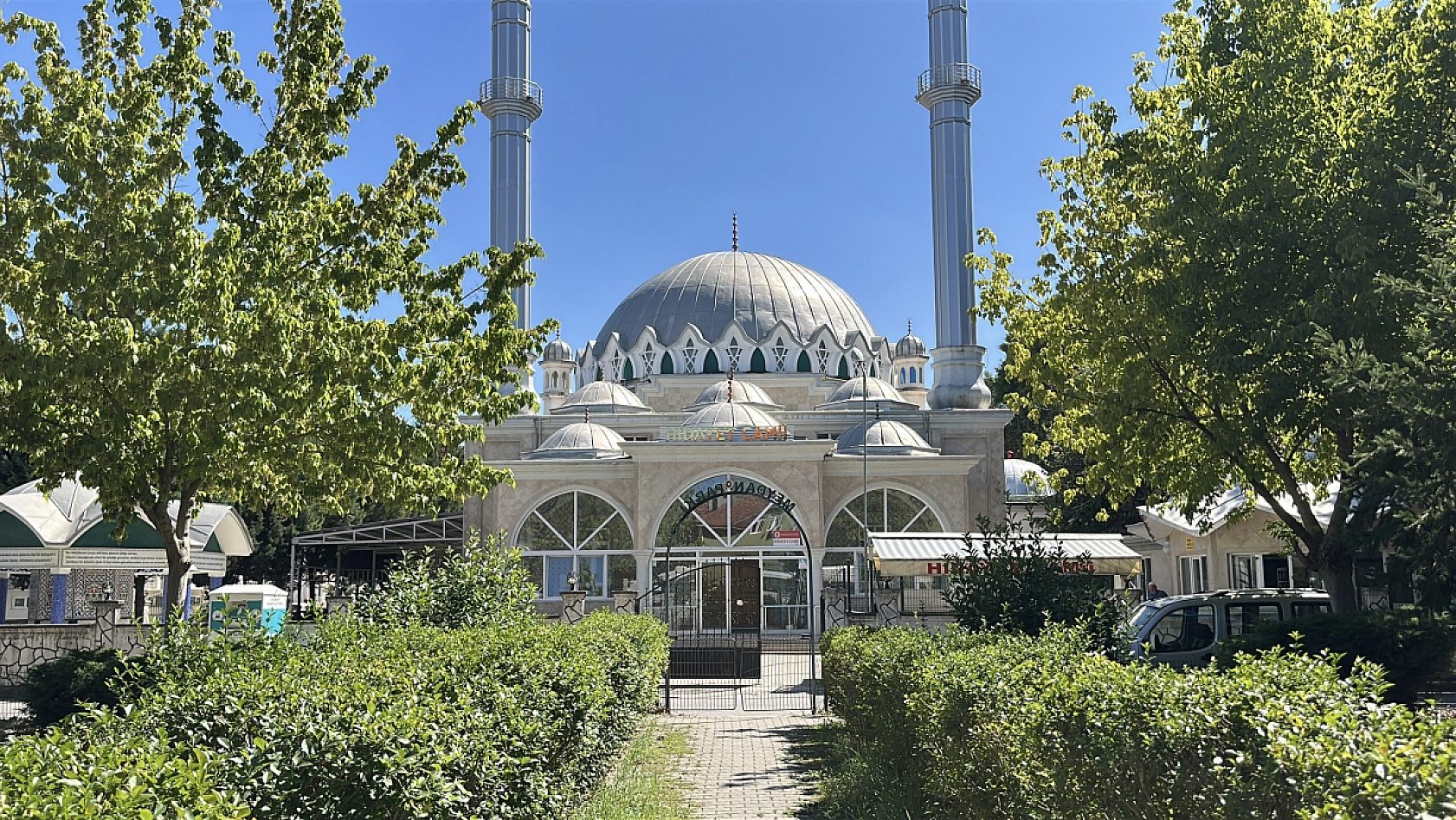 Cami parkındaki bankta şüpheli ölüm