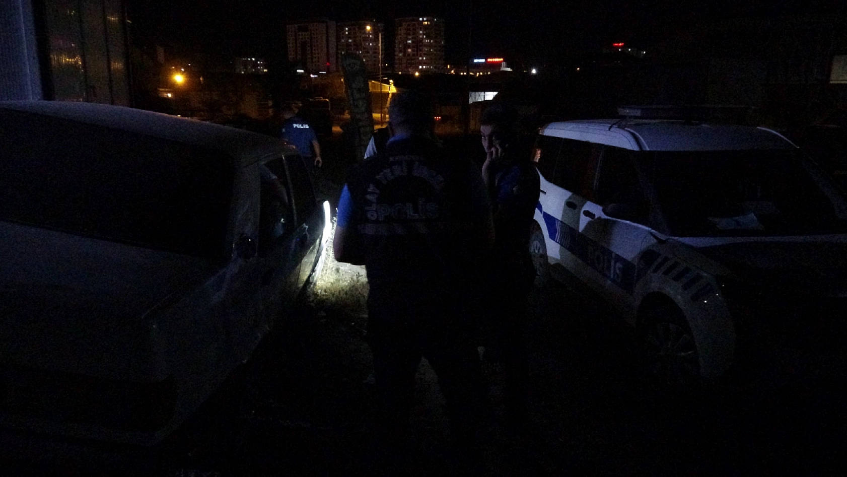 İş yerinde iki arkadaş arasında silahlı kavga