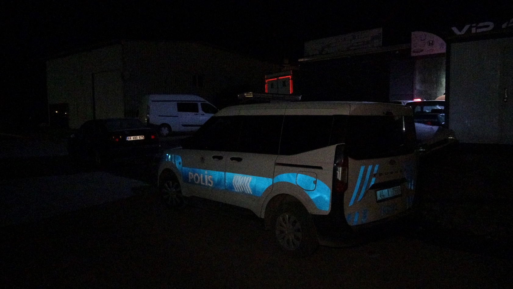 İş yerinde iki arkadaş arasında silahlı kavga