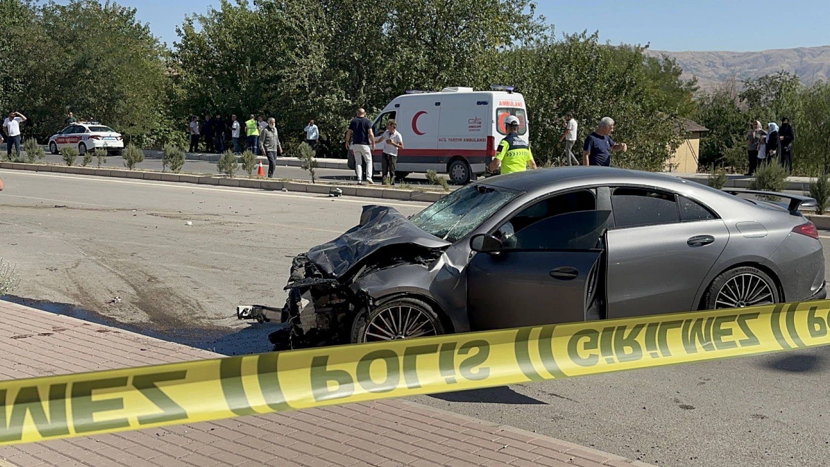 Elazığ'da facia otomobil ikiye bölündü! 2 ölü, 2 yaralı