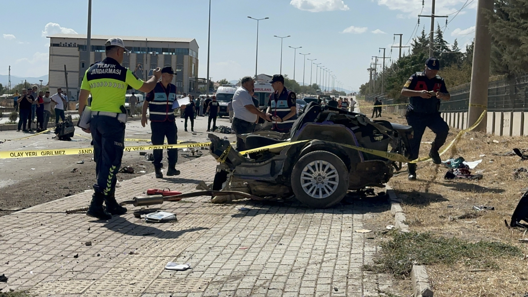 Elazığ'da facia otomobil ikiye bölündü! 2 ölü, 2 yaralı