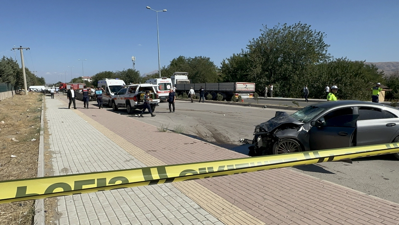 Elazığ'da facia otomobil ikiye bölündü! 2 ölü, 2 yaralı