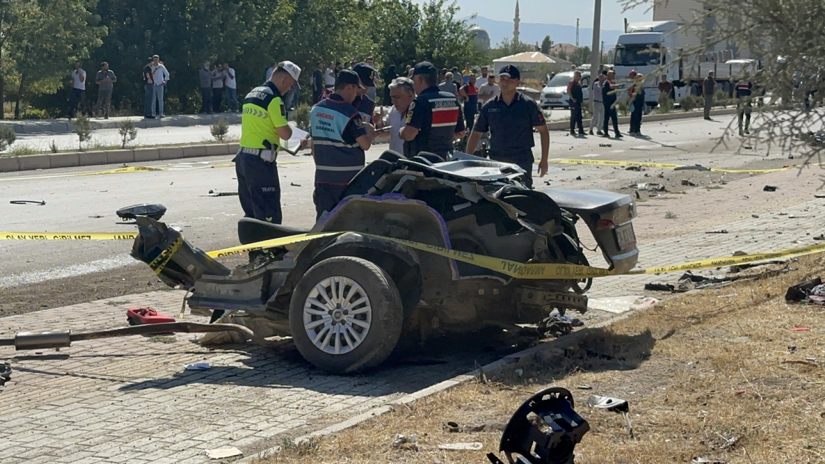 Elazığ'da facia otomobil ikiye bölündü! 2 ölü, 2 yaralı