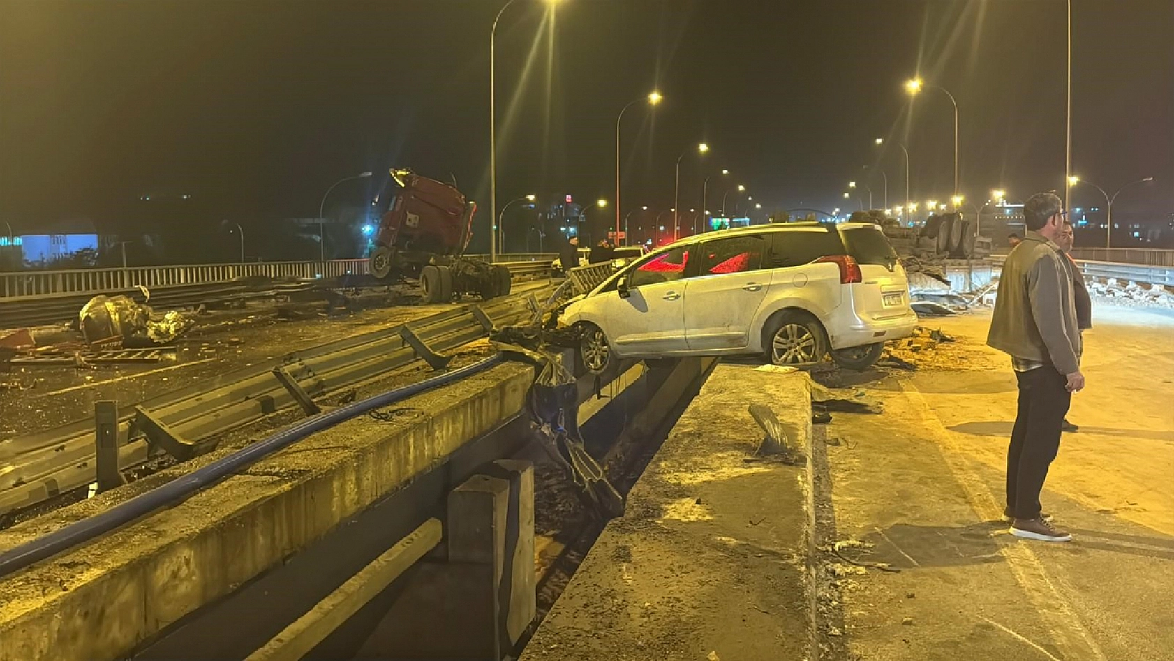 Tır ile otomobiller çarpıştı: 1 ölü, 7 yaralı