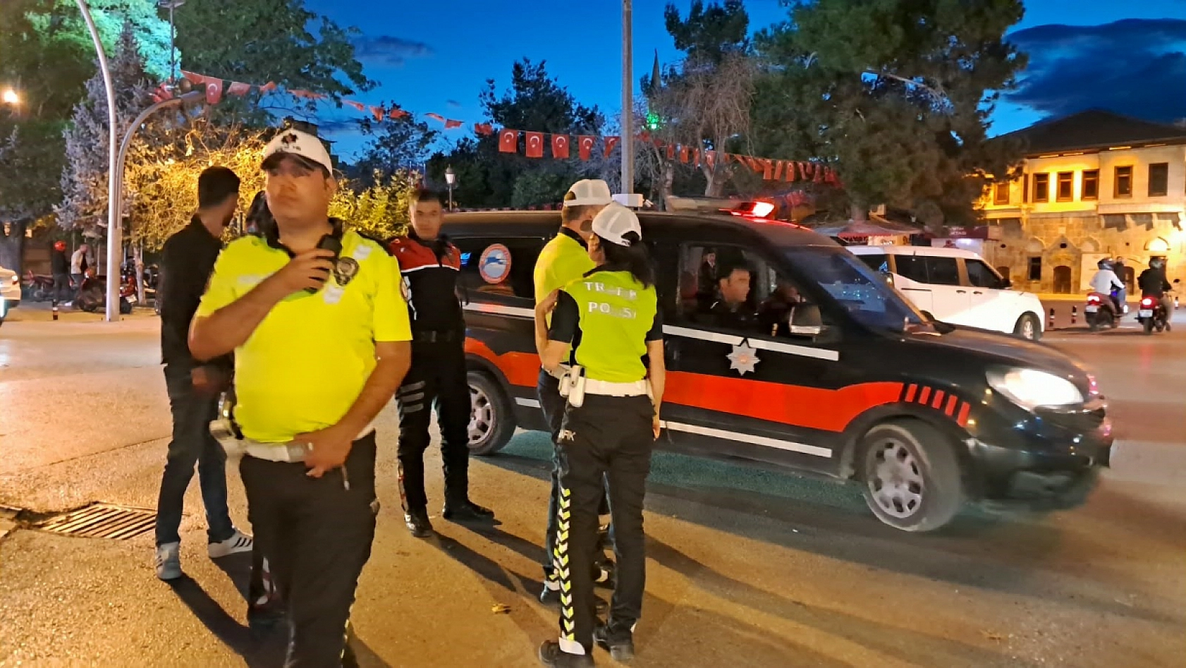 İki kişi arasında başlayan kavga büyüdü: 6 yaralı