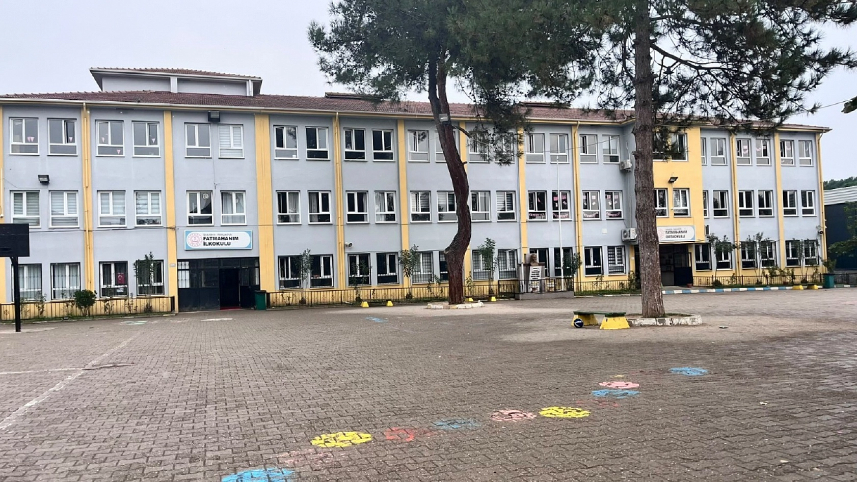 Öğrencilerin kavgasını ayıran hizmetli darbedildi, öğretmen baygınlık geçirdi