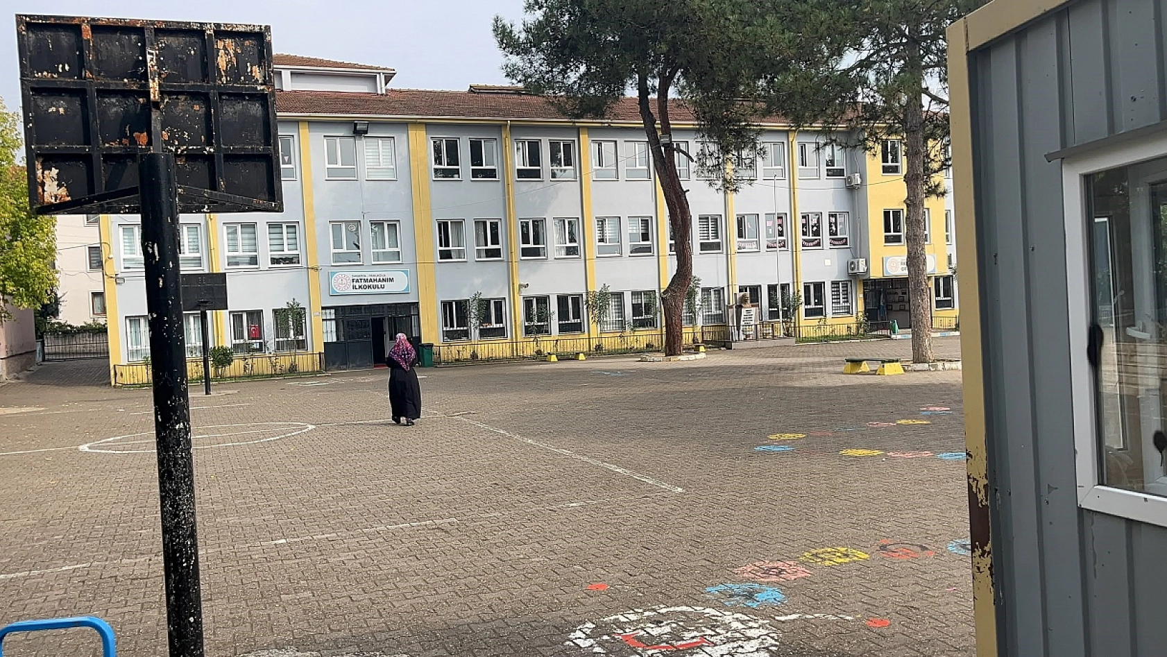 Öğrencilerin kavgasını ayıran hizmetli darbedildi, öğretmen baygınlık geçirdi