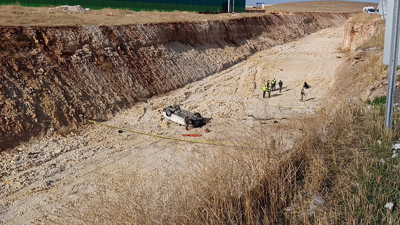 Otomobil 15 metre yükseklikten çalışma yapılan yola uçtu!