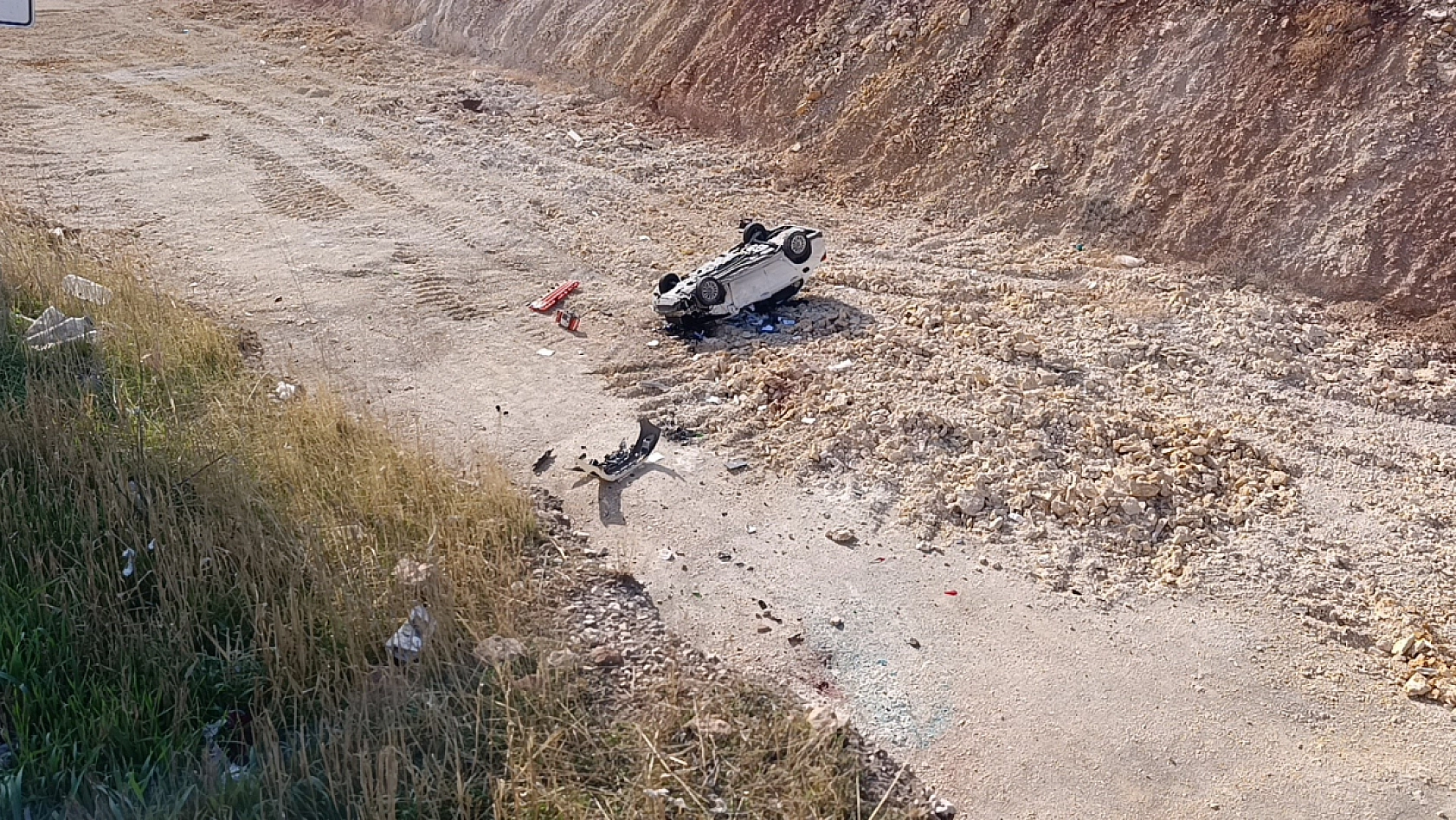Otomobil 15 metre yükseklikten çalışma yapılan yola uçtu!