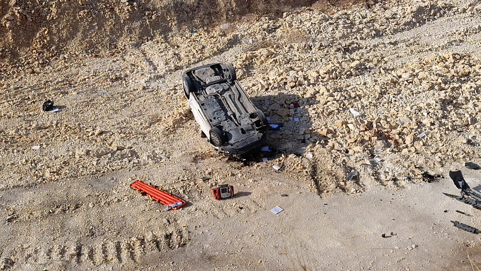 Otomobil 15 metre yükseklikten çalışma yapılan yola uçtu!