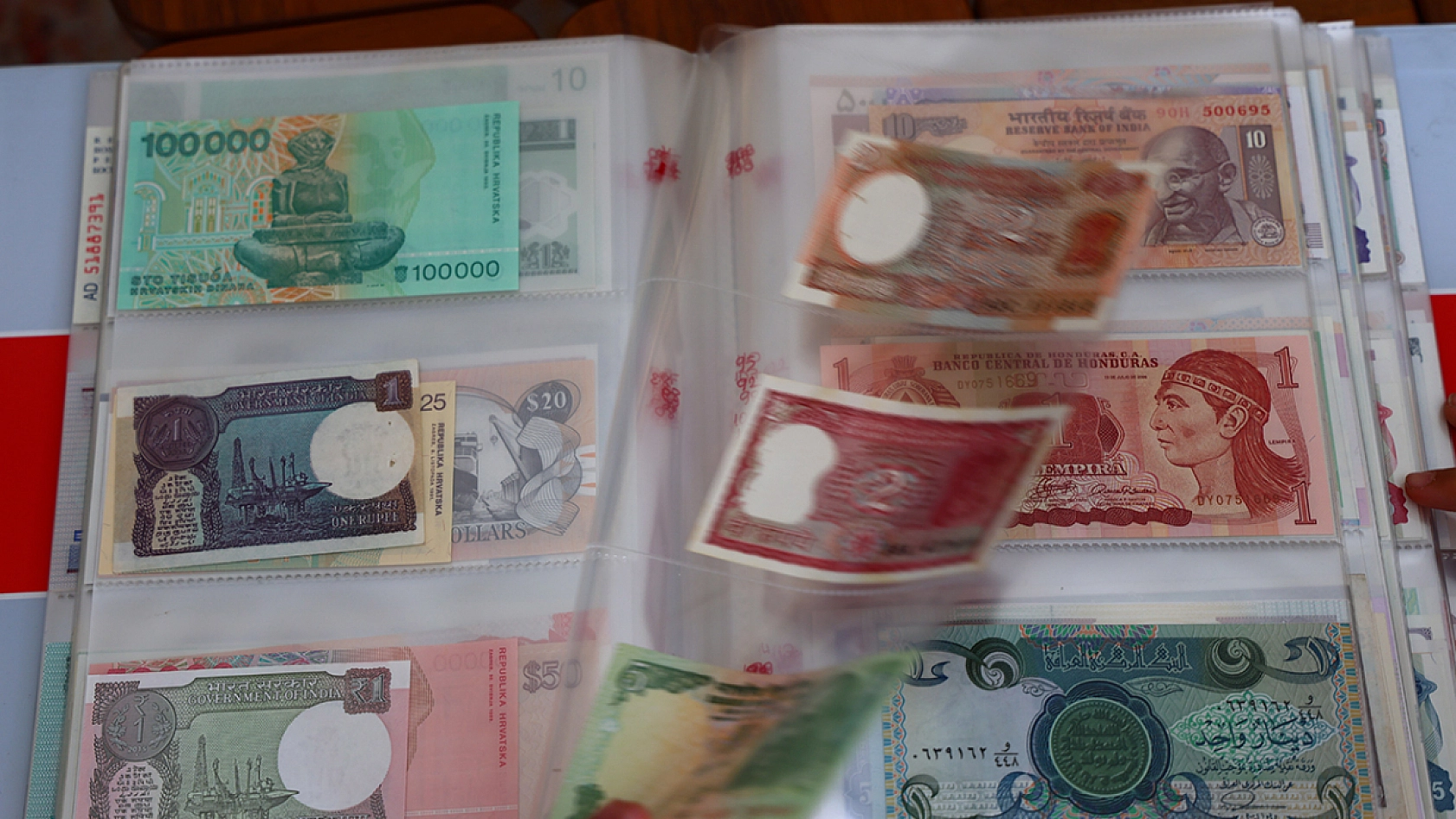 Elazığlı öğretmenden dünya koleksiyonu: 75 ülkenin banknotunu bir araya getirdi