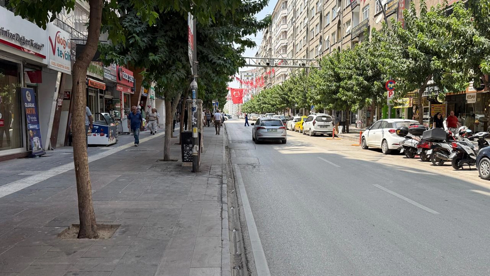 Elazığ'da termometreler 43°C'yi gördü, cadde ve meydanlar boş kaldı